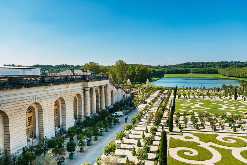 From Paris: Versailles Skip-the-Line Tour & Gardens Access