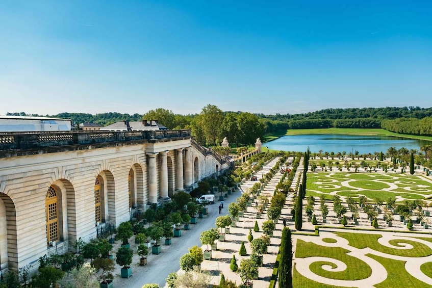 From Paris: Versailles Skip-the-Line Tour & Gardens Access