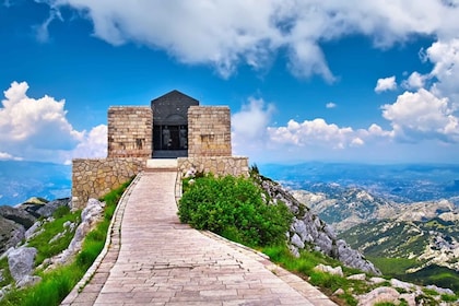 Fra Kotor: Privat udflugt til Lovćen National Park & Budva