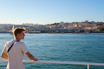 Lissabon: Tagus River Boat Tour mit einem Getränk inklusive