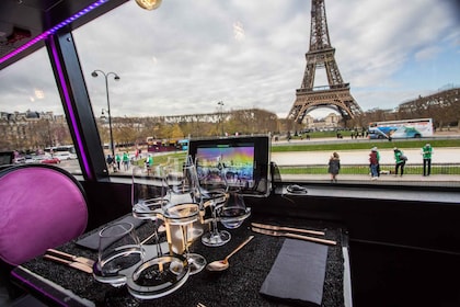Bus des Champs Elysées Déjeuner toqué avec une coupe de champagne