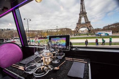 Bus des Champs Elysées Déjeuner toqué avec une coupe de champagne