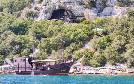 Vrsar: Lim Fjord Boat Tour with Swimming near Pirate's Cave