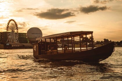 Krakow: Nattcruise med gondol i Vistula med lydkommentarer