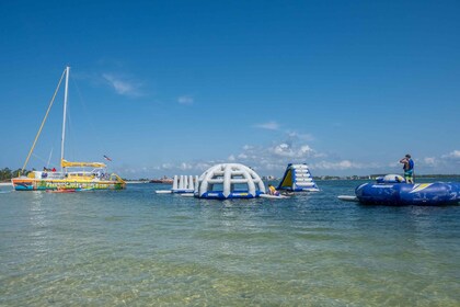 Shell Island: tour de aventura en el catamarán Privateer