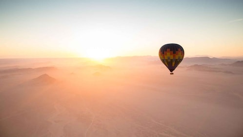 Dubaï : Vol en montgolfière avec VTT, chameau et équitation