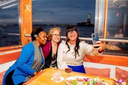 NYC: City Lights Yacht Cruise mit Getränk inbegriffen