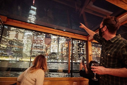 NYC: City Lights Yacht Cruise met drankje inbegrepen