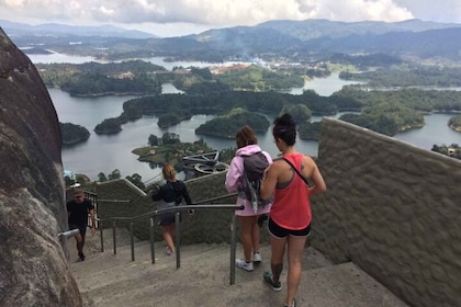 Desde Medellín: Tour Privado en Coche por Guatape con Coffee Tour