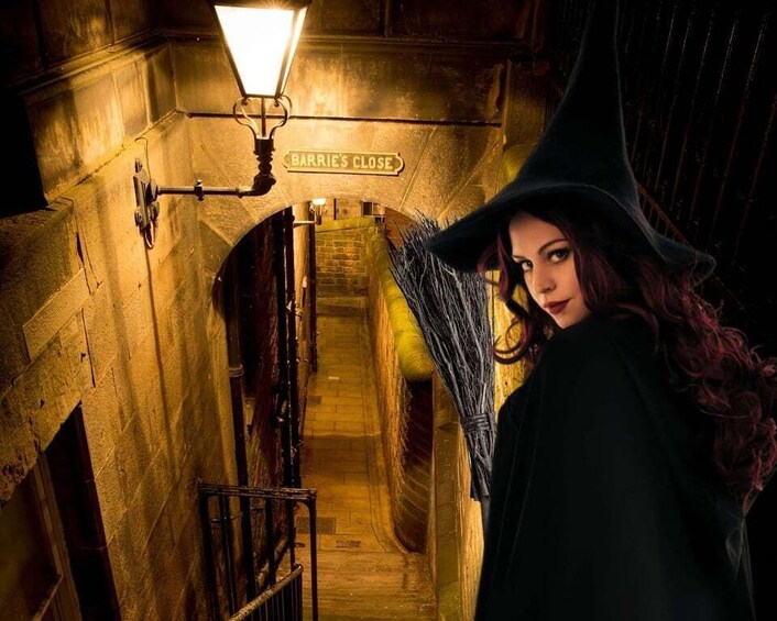 Edinburgh: Witches Old Town Walking Tour & Underground Vault