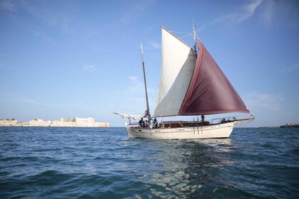 Ortigia: Tour in barca a vela al Plemmirio con aperitivo
