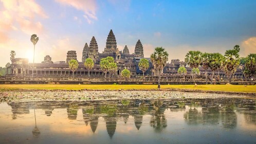 Siem Reap: Angkor Wat: tour para grupos pequeños al amanecer