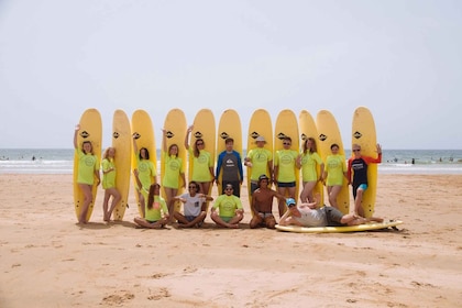 Taghazout: Corso di surf per principianti con sessione e pranzo gratuiti
