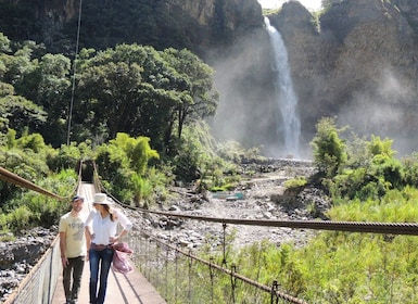 Från Quito: Dagsutflykt till Baños och övre Amazonas