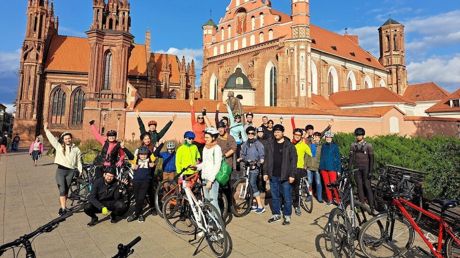 Vilnius: City Bike Tour of Vilnius Highlights