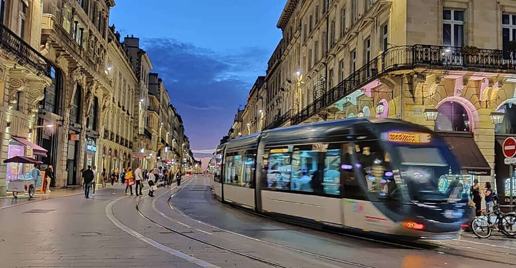 Picture 3 for Activity Exclusive! Bordeaux: Nighttime Highlights Walking Tour