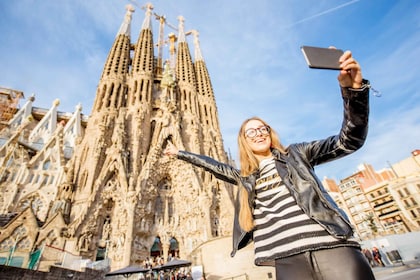Barcellona: Tour a piedi per buongustai con biglietti per la Sagrada Famili...