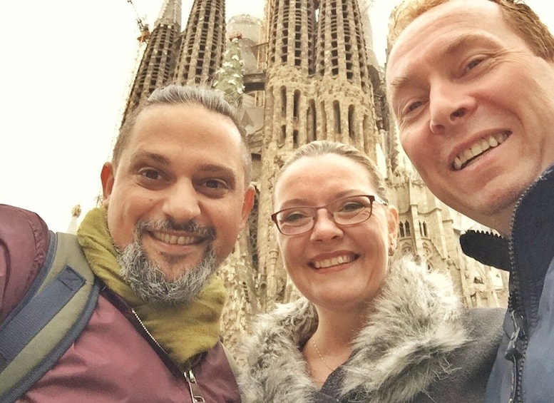Picture 2 for Activity Barcelona: Foodie Walking Tour with Sagrada Familia Tickets