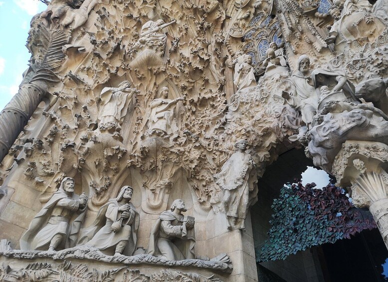 Picture 4 for Activity Barcelona: Foodie Walking Tour with Sagrada Familia Tickets