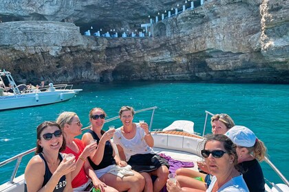 Polignano a Mare : Croisière en hors-bord vers les grottes avec apéritif