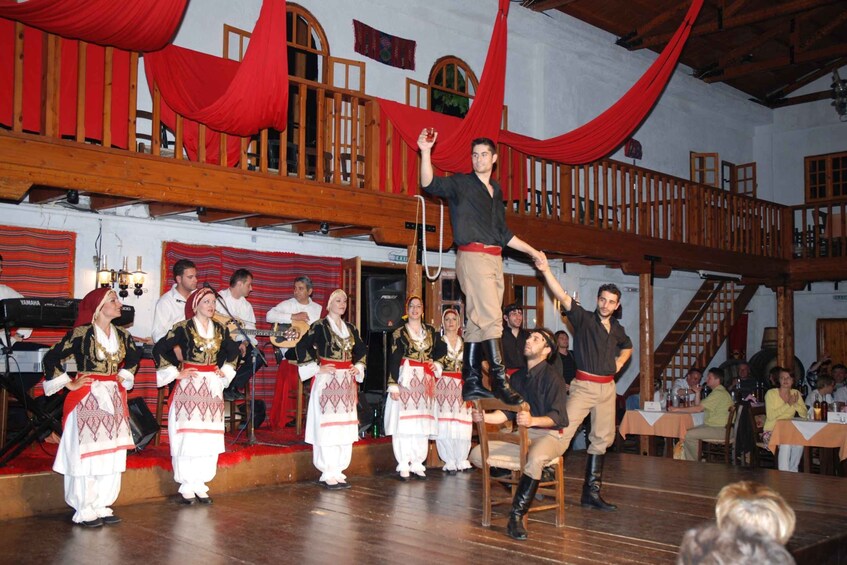 Heraklion: Cretan Folklore Night with Buffet at Karouzanos