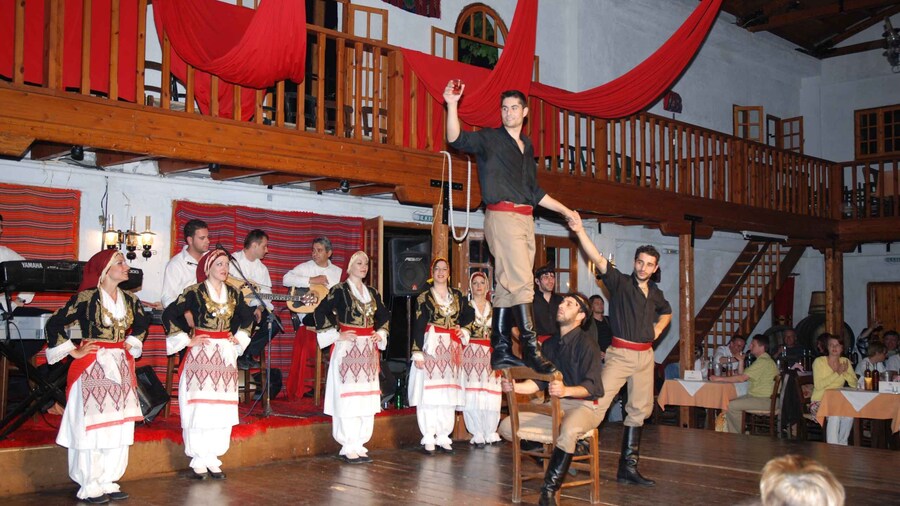 Crete: Traditional Dance Show and Buffet Dinner with Wine