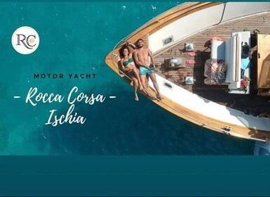 Forio : Visite en bateau de l’île d’Ischia avec déjeuner local et natation