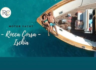 Forio: Tour in barca dell'isola d'Ischia con pranzo locale e bagno