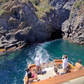 Forio: Tour in barca dell'isola d'Ischia con pranzo locale e bagno