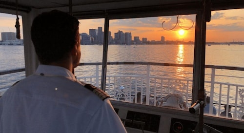 Puerto de Boston: crucero de luna llena con opción de champán