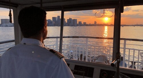 Boston Harbor: Vollmond-Kreuzfahrt mit Champagner-Option