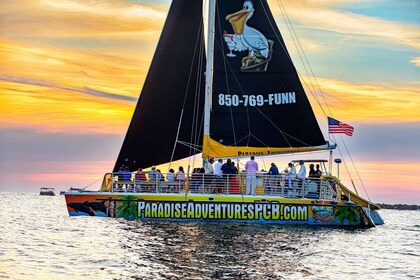 Panama City Beach: Navega al atardecer en el catamarán Privateer