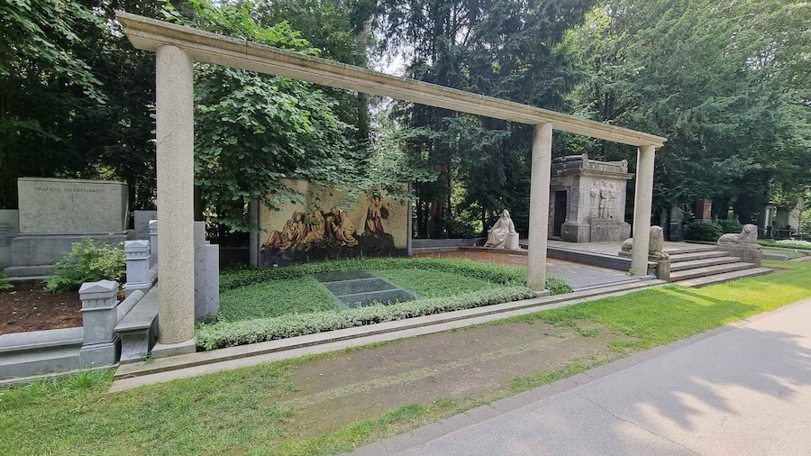Cologne: Melaten Cemetery Celebrities and Curiosities