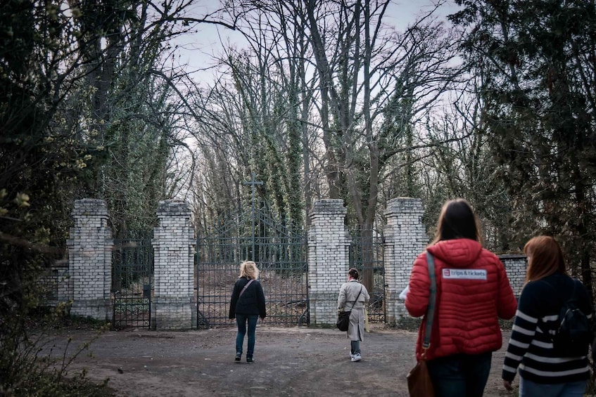 Prague: Psychiatric Hospital and Abandoned Cemetery Tour