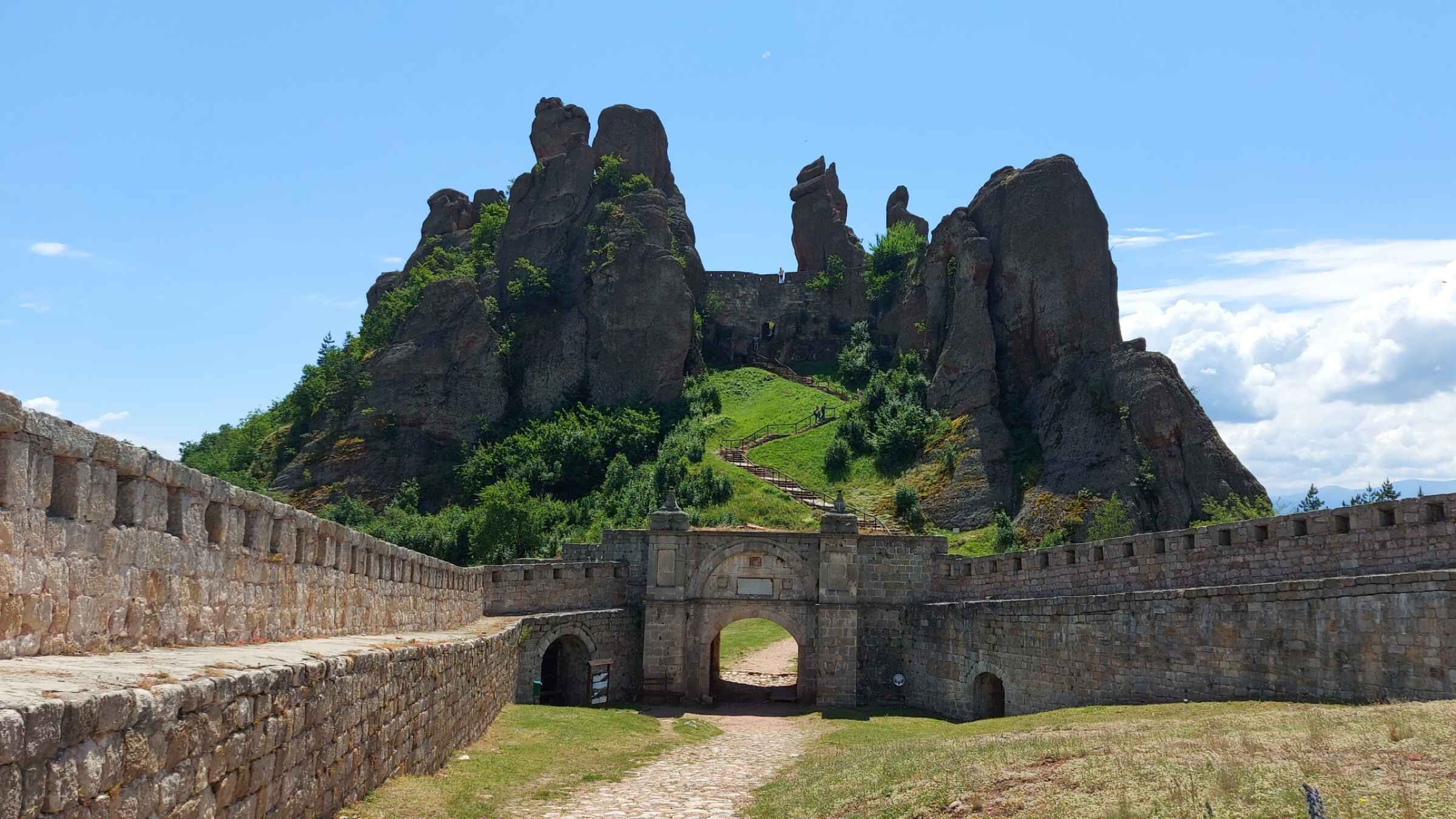 From Sofia: Day Trip to Belogradchik Rocks and Venetsa cave