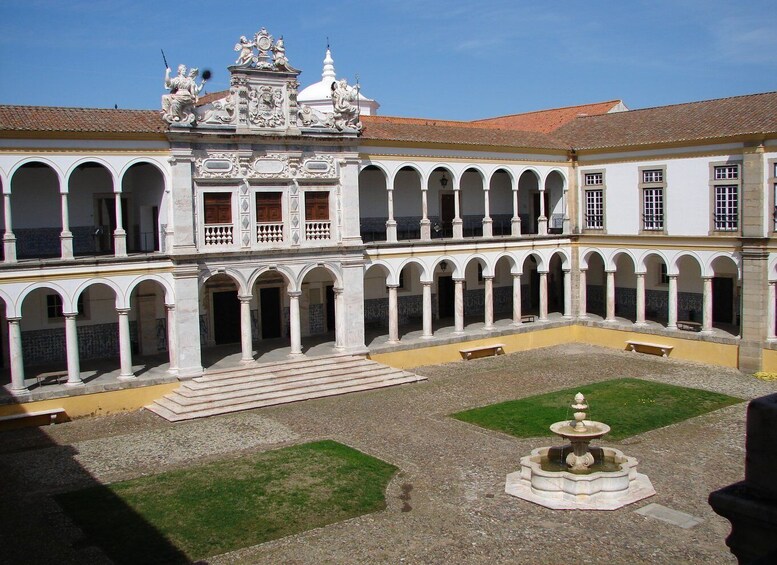 Évora: City Highlights Private Walking Tour