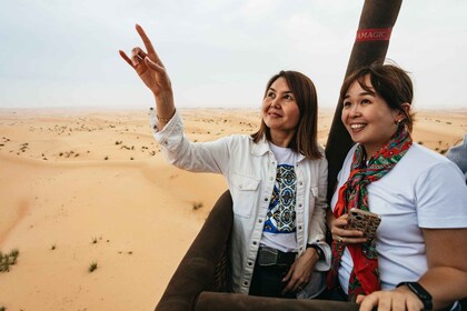 Dubaï : Tour en montgolfière au-dessus du désert au lever du soleil