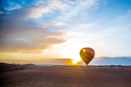 Dubaï : Tour en montgolfière au-dessus du désert au lever du soleil