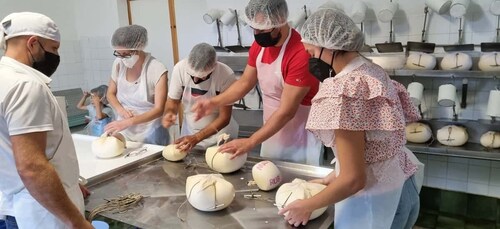 Ferreries: Käseherstellung und Verkostung frischer Produkte vom Bauernhof