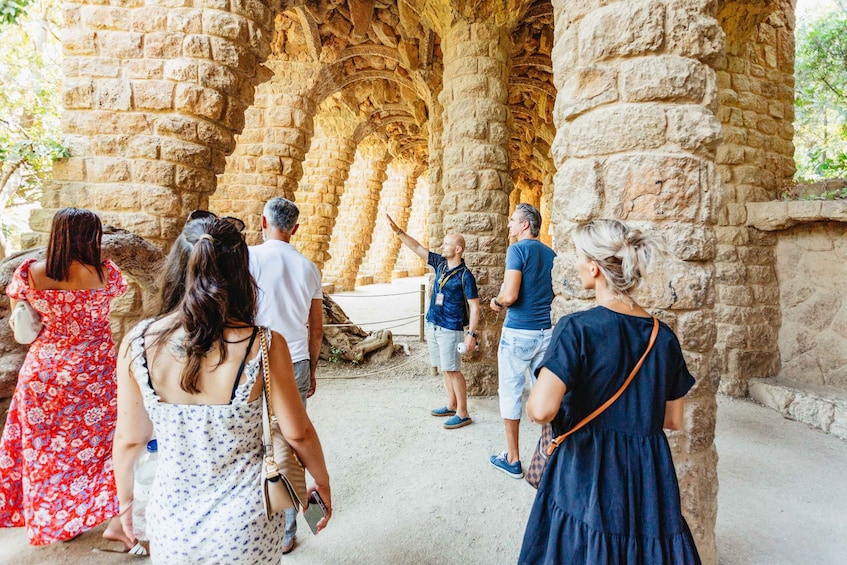 Picture 2 for Activity Park Güell: Exclusive Guided Tour With Priority Access