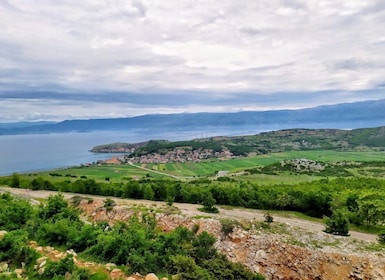 Tiranasta: Tiranasta: Päiväretki Korcaan, Pogradeciin ja Ohrid-järvelle.