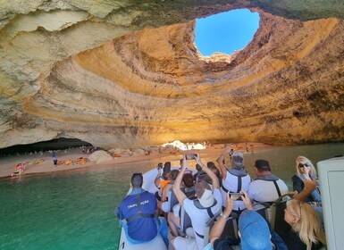 Albufeira: crucero turístico en barco por la cueva de Benagil y los delfine...