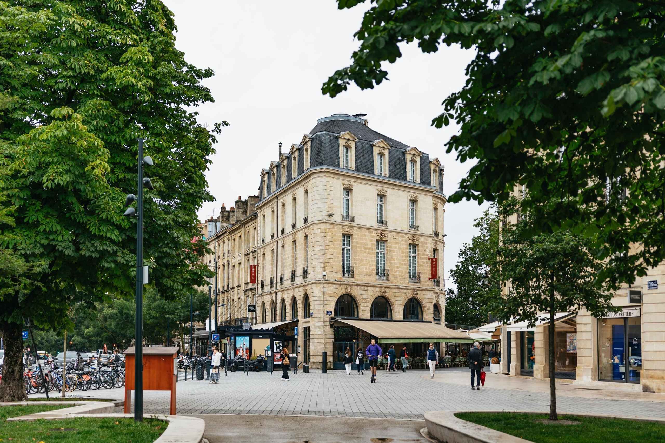 Picture 3 for Activity Bordeaux: Mystery and Myths Walking Tour