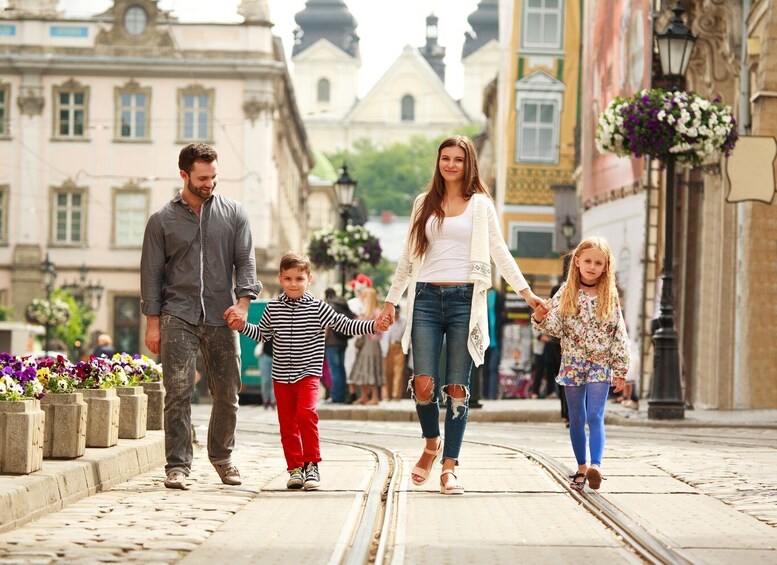 Family Tour of Linz's Old Town, Pöstlingberg and Grottenbahn