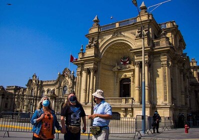 Lima: Stadtrundfahrt in kleiner Gruppe mit Pisco Sour und Katakomben