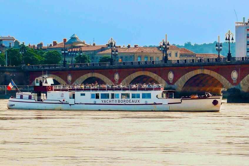 Bordeaux: Garonne River Yacht Cruise with Brunch