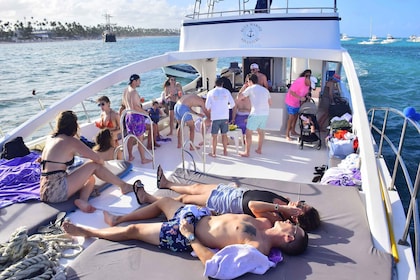 Punta Cana: Private VIP Catamaran Party Cruise and Snorkel