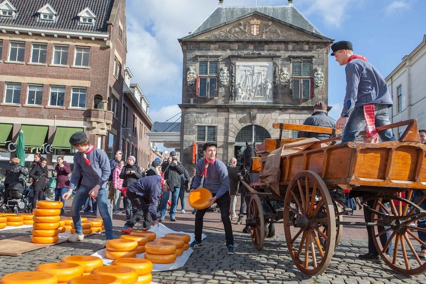 Gouda: Guided Tour of Goudsche Waag Cheese and Crafts Museum