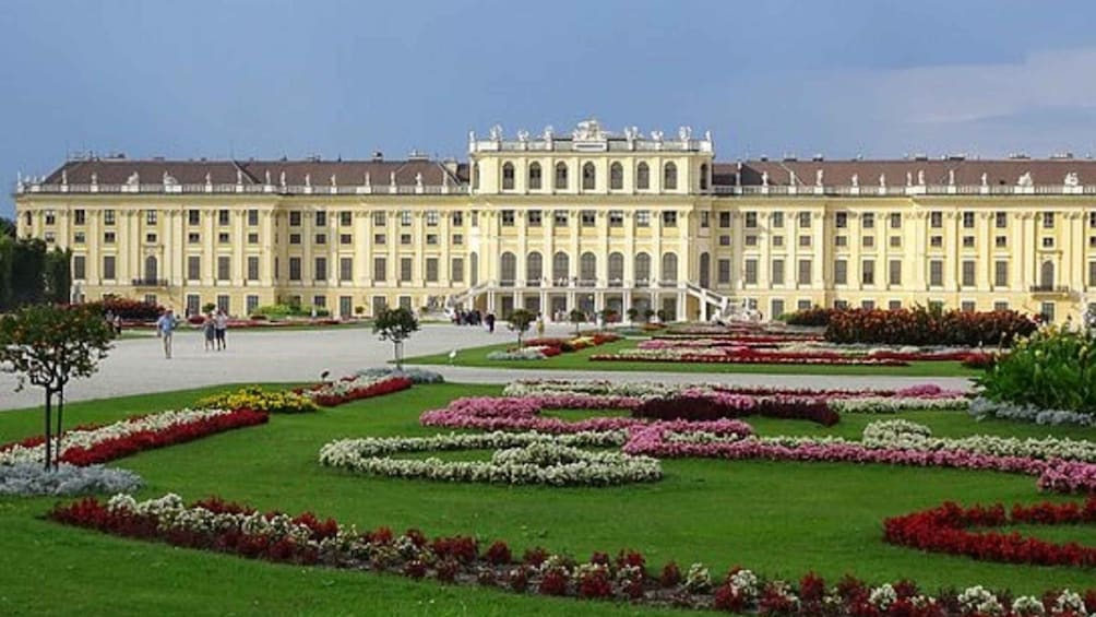 Schönbrunn Grand Tour : Private Skip-the-Line Walking Tour