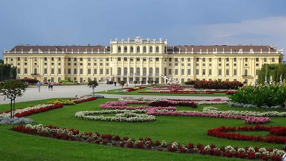 Schönbrunn Grand Tour : Private Skip-the-Line Walking Tour